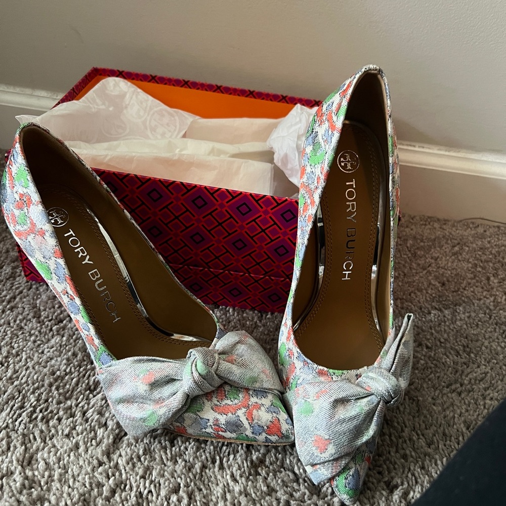 Tory Burch sliver Paisley pumps size 9 brand new